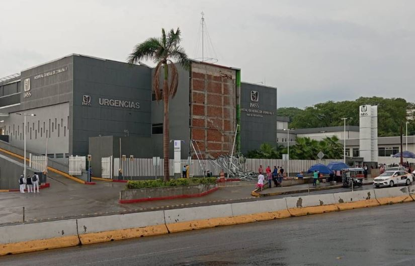 Se-desploma-repello-y-letras-corpóreas-de-parte-de-fachada-de-Hospital-IMSS-Nueva-Frontera