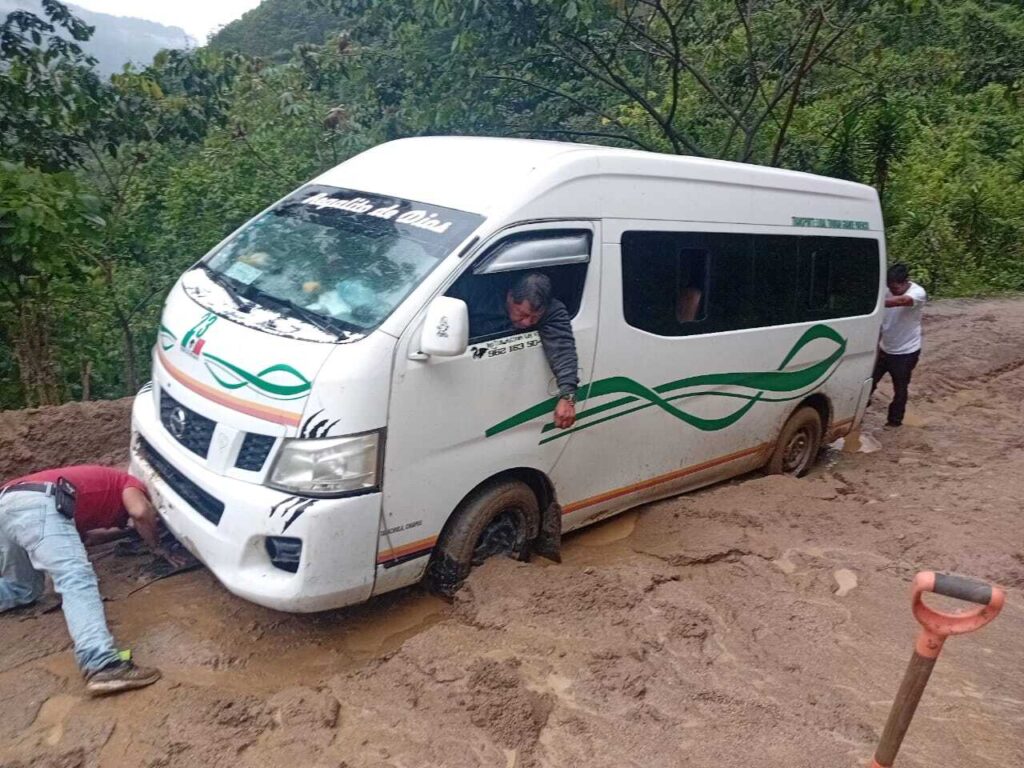 La vía Tapachula-Ejido Pavencul en la zona alta de Tapachula afectada por deslaves
