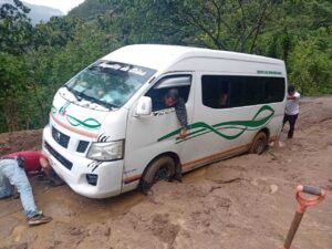 La vía Tapachula-Ejido Pavencul en la zona alta de Tapachula afectada por deslaves