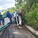 Camioneta cargada con varillas se accidentó en Mitotic.