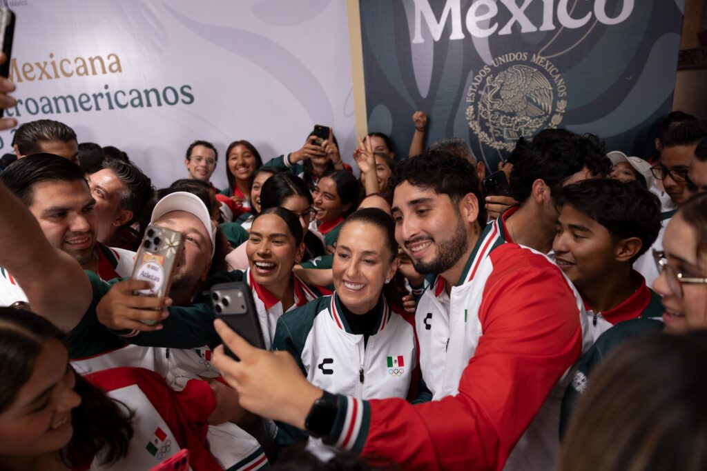 FOTOS Presidenta Claudia Sheinbaum abandera a la delegación mexicana que participará en los XXV Juegos Centroamericanos y del Caribe Santo Domingo 2026 (4)