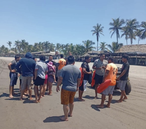 Rescatados-de-morir-ahogados-en-Puerto-Arista1