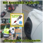 Dos lesionados tras choque de motocicleta con vehículo en estacionamiento de plaza comercial.