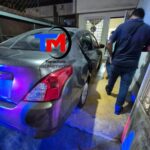 Motociclista imprudente se impacta contra automóvil Versa en Tapachula