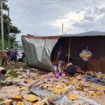Tráiler con comida para perros volcado sobre el tramo carretero Huixtla–Tuzantán. La rapiña se presentó.