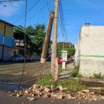 Tráiler derriba poste y deja cables sobre la calle en Tapachula