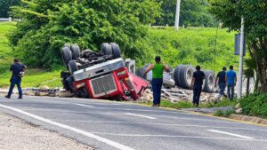 Aparatosa-volcadura-de-tra¦uiler-cargado-con-material-de-construccio¦un-en-carretera-Tonala¦u1