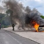 Tuxtla Gtz. Un automóvil se incendió sobre el Libramiento Norte a la altura del fracc. Monte Real, con un bebé a bordo.