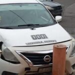 Taxista con su 0001 chocó contra un poste de cemento en calle de Tapachula.